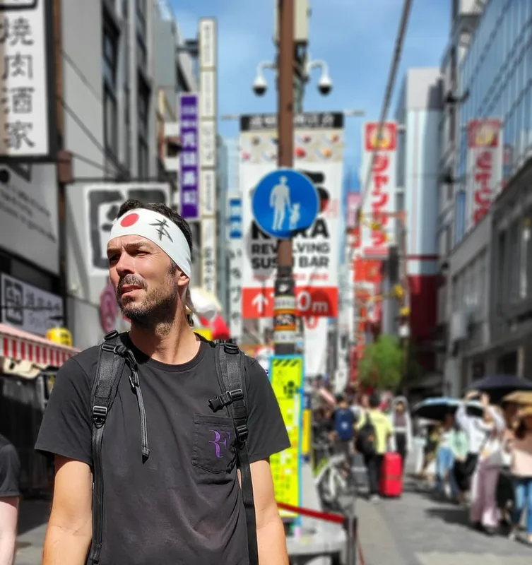 #osaka #dotombori #entertainment #streetfood #shopping #takoyaki #nighlife #neonlights #performers #namba #japantrip #ja