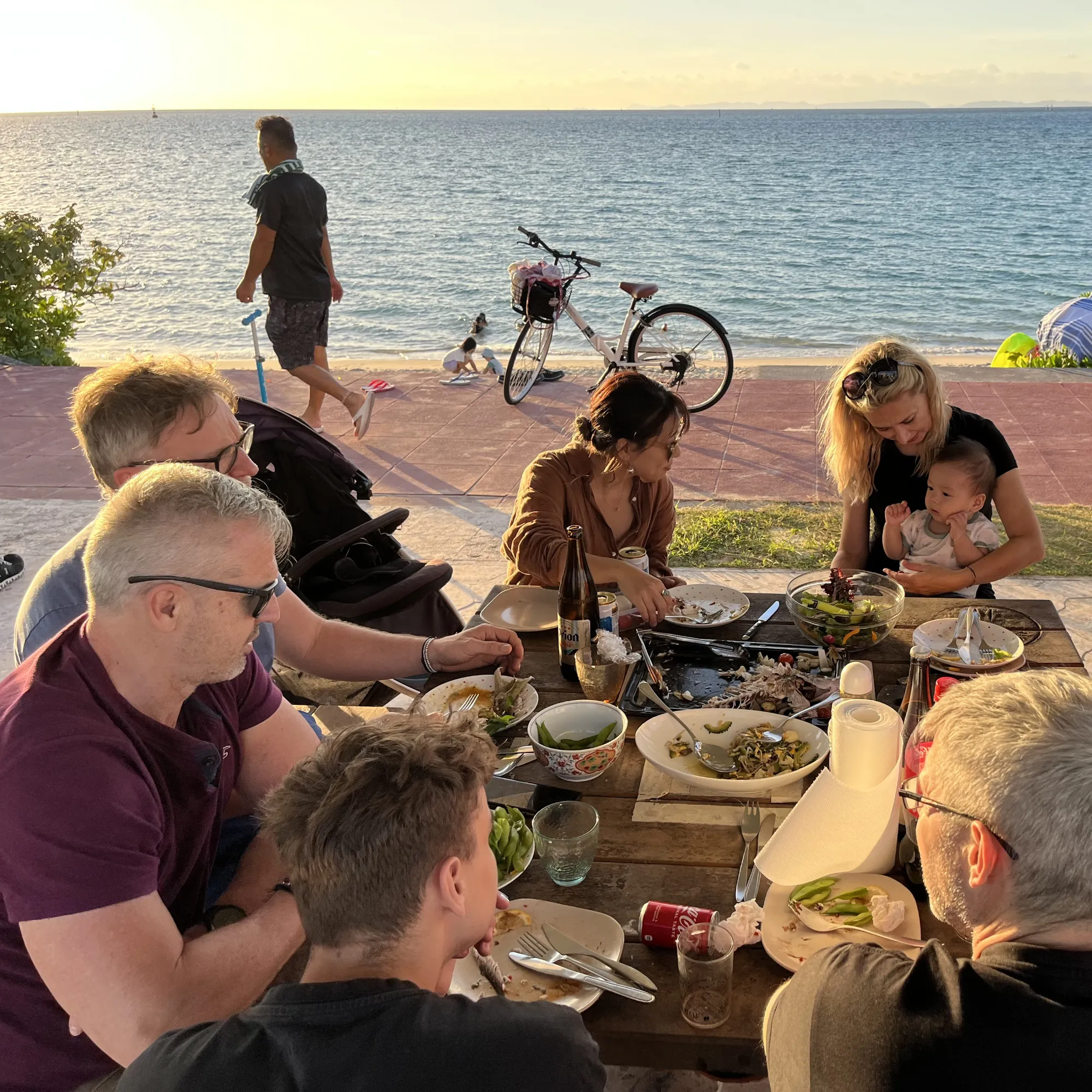 Večeře na pláži při západu slunce