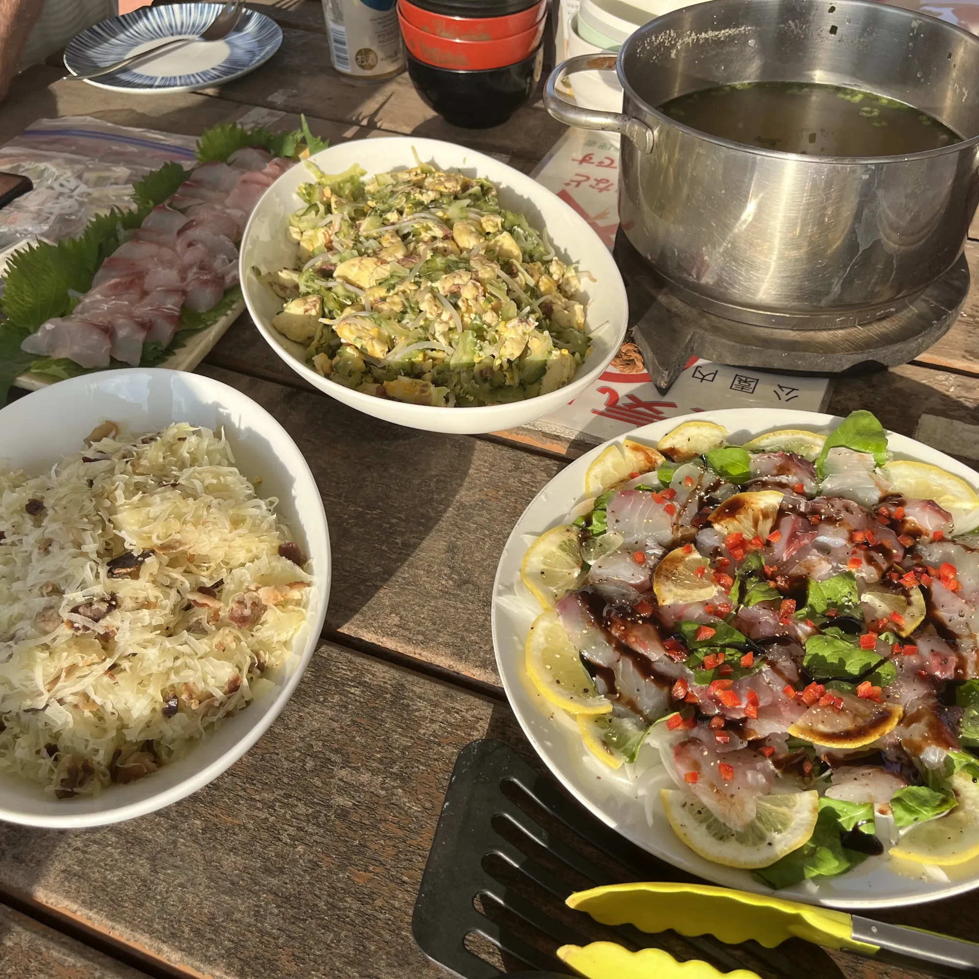 Okinawské pochutky — sashimi, saláty a mořské speciality