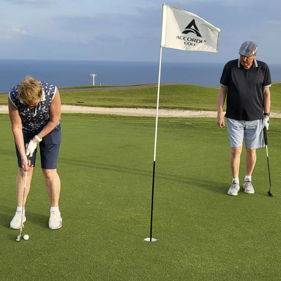 Putting na green s výhledem na oceán