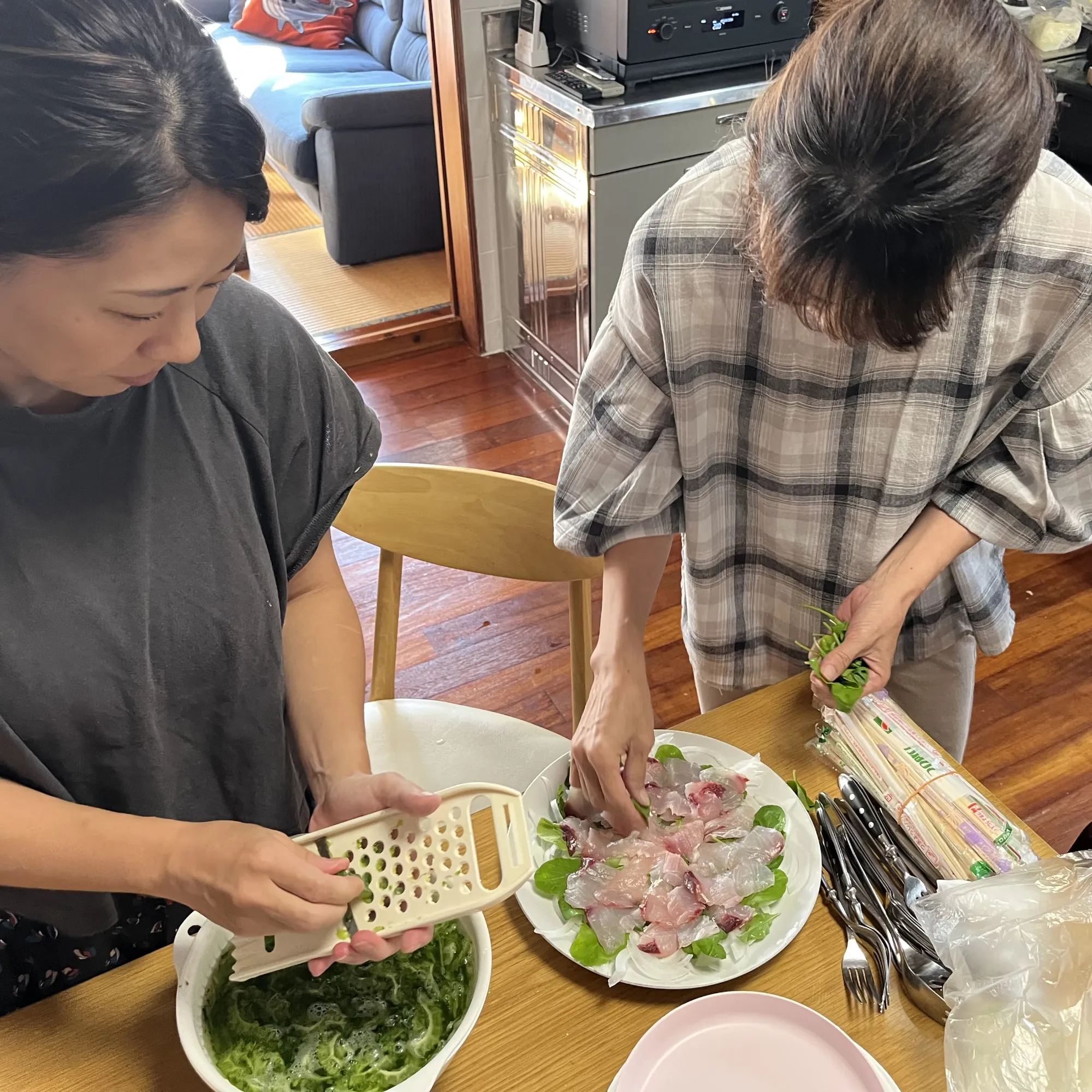 Vaření v okinawské domácnosti — příprava sashimi