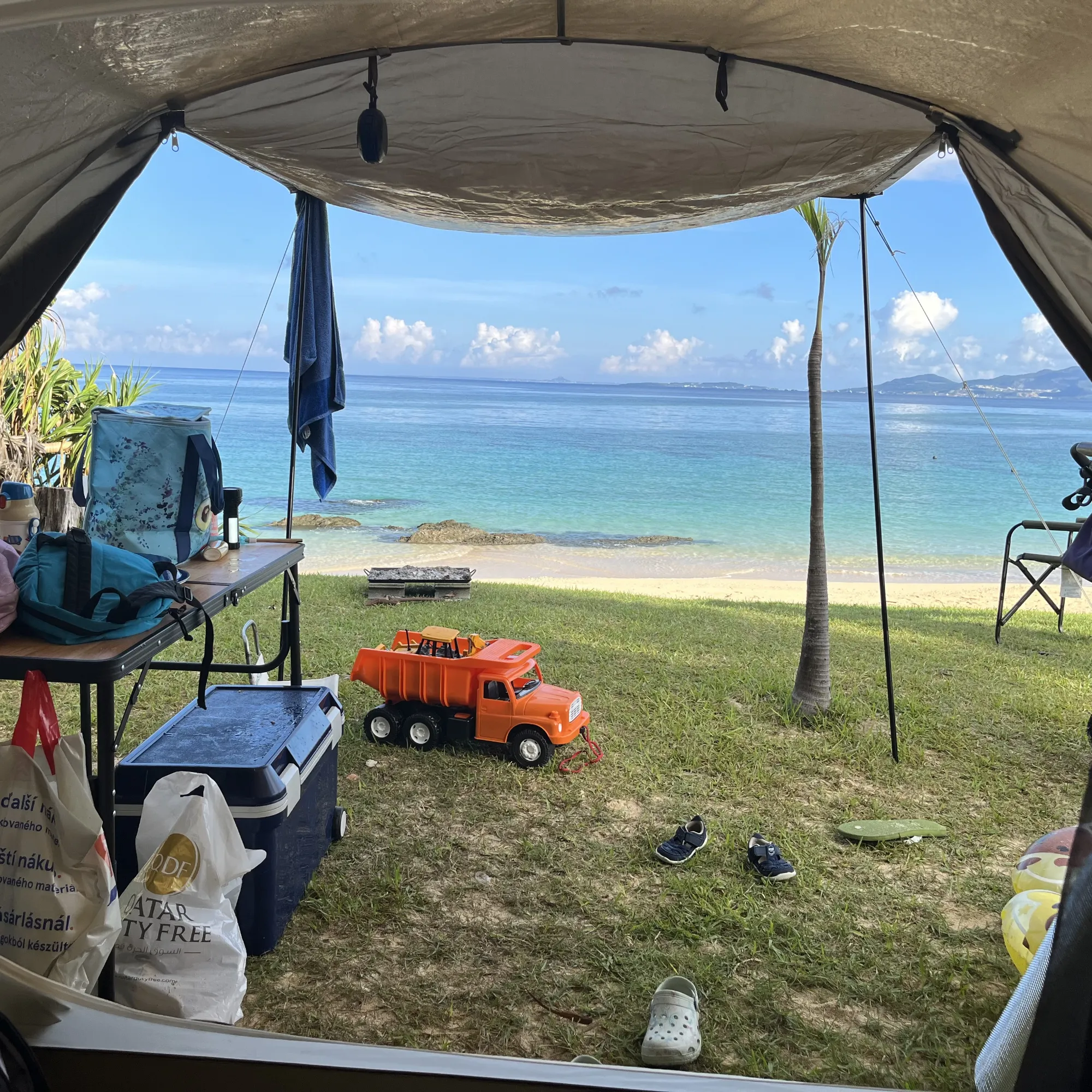 Výhled ze stanu na tyrkysové moře