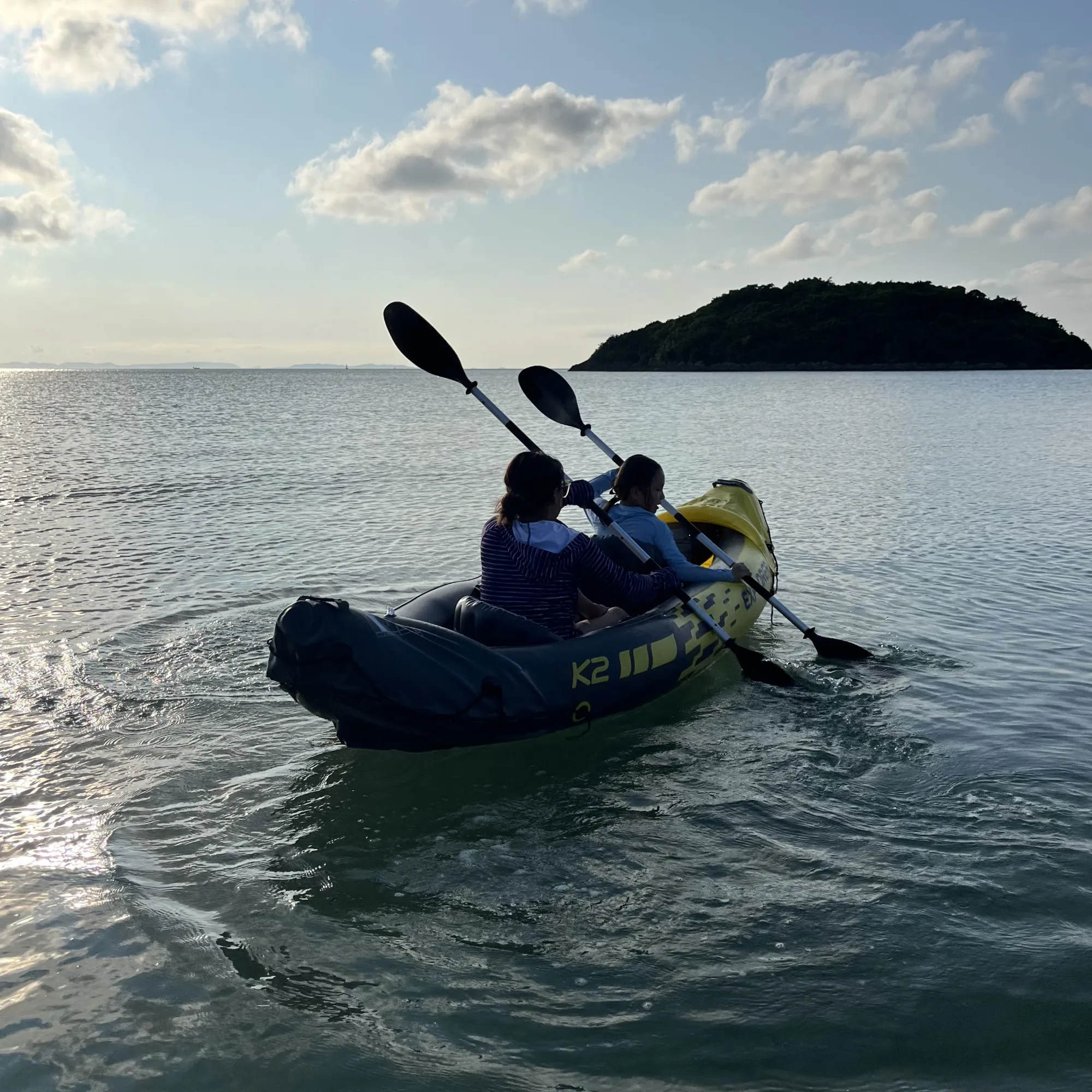 Kajak na klidném moři k ostrovu