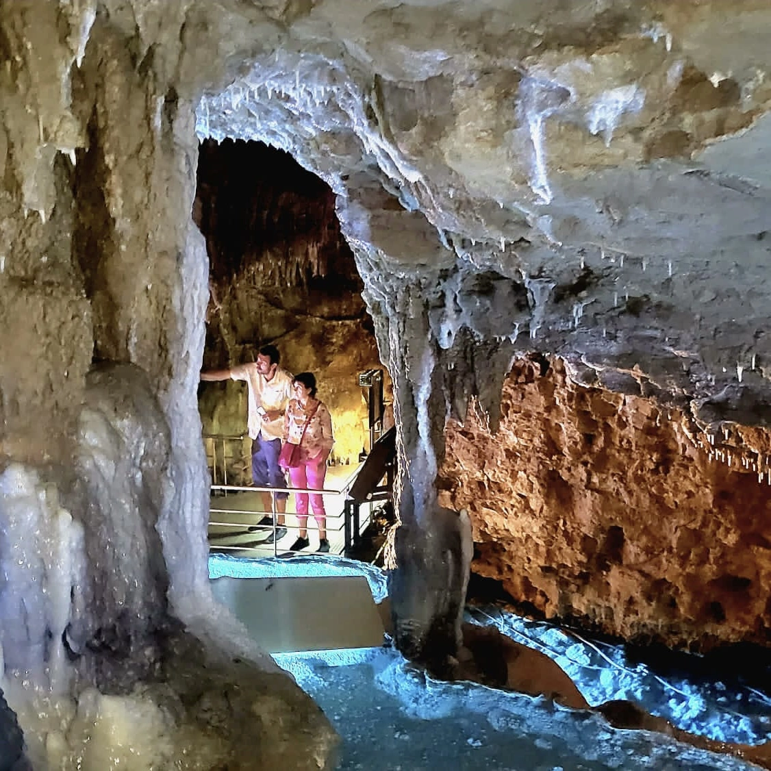 Jeskyně Gjokusendo, muzeum hadů, tropická zahrada